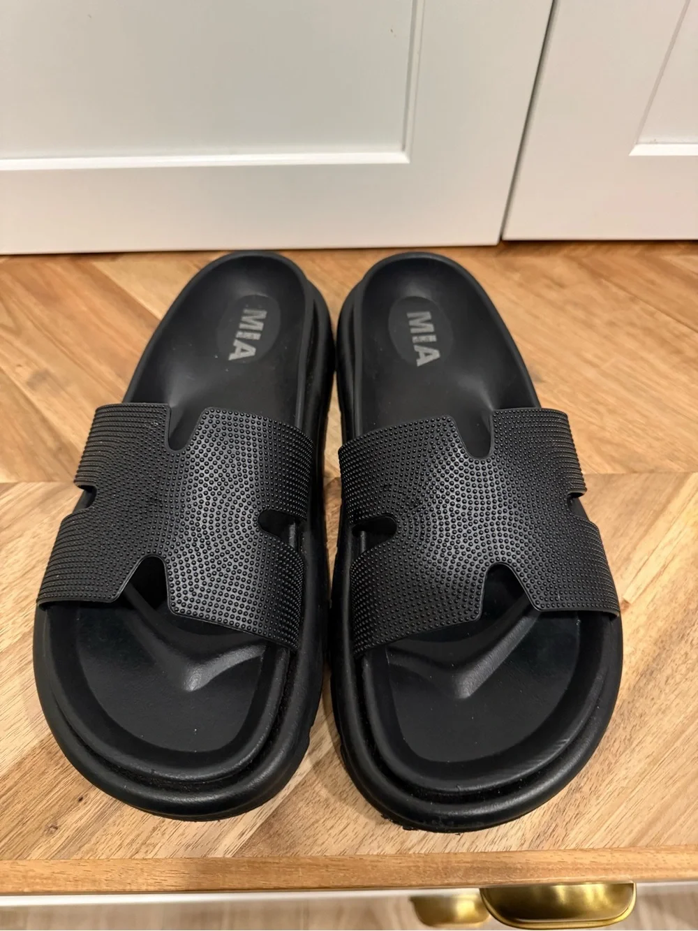 MIA women’s size 8 Textured Black Slide Sandals